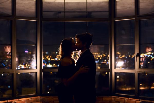 Elegant gekleidetes Paar bei einem exklusiven Abend-Date – passend zu Begleitung, Romantik und Nachtleben in München.