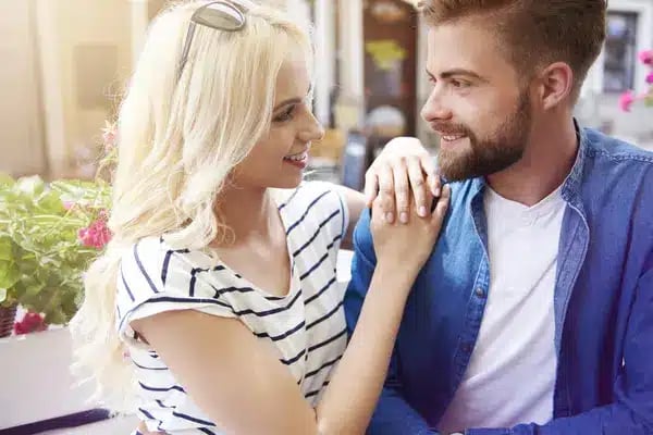 Flirtsignale erkennen beim lockeren Date
