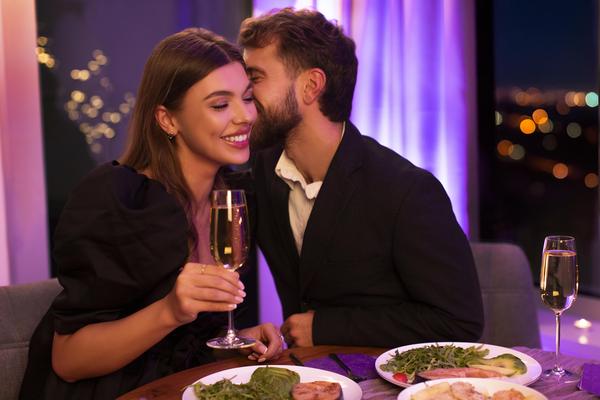 Elegantes Paar bei einem romantischen Dinner – passend zu einem besonderen Abend in München mit Restaurant und Begleitung.