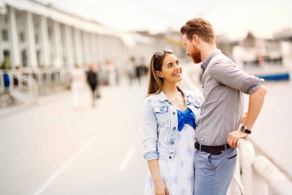 Frau flirtet mit Mann