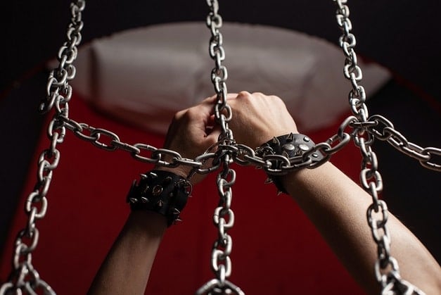 Foto von verschiedenen BDSM-Requisiten und Spielzeugen, arrangiert, um die Vielfalt der Praktiken und Interessen im Bereich Fetisch und BDSM darzustellen.