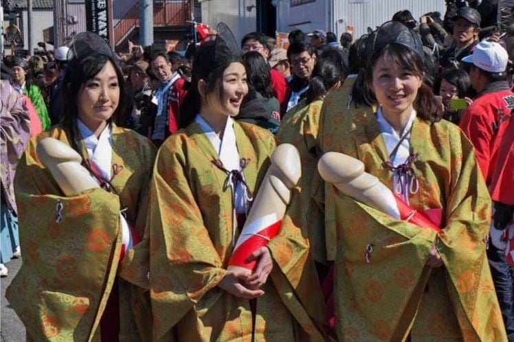 Traditionelle Oiran mit prachtvollem Kimono und kunstvollen Frisuren, die das japanische Erbe repräsentieren.