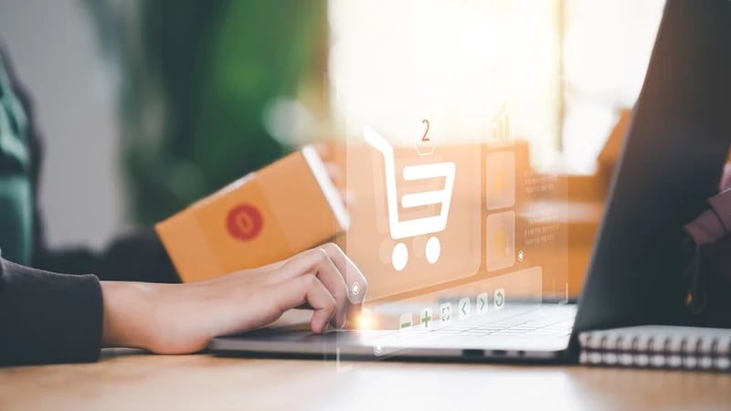 Person bestellt Produkt online mit Laptop – Symbolbild für nachhaltigen SEO-Traffic im E-Commerce