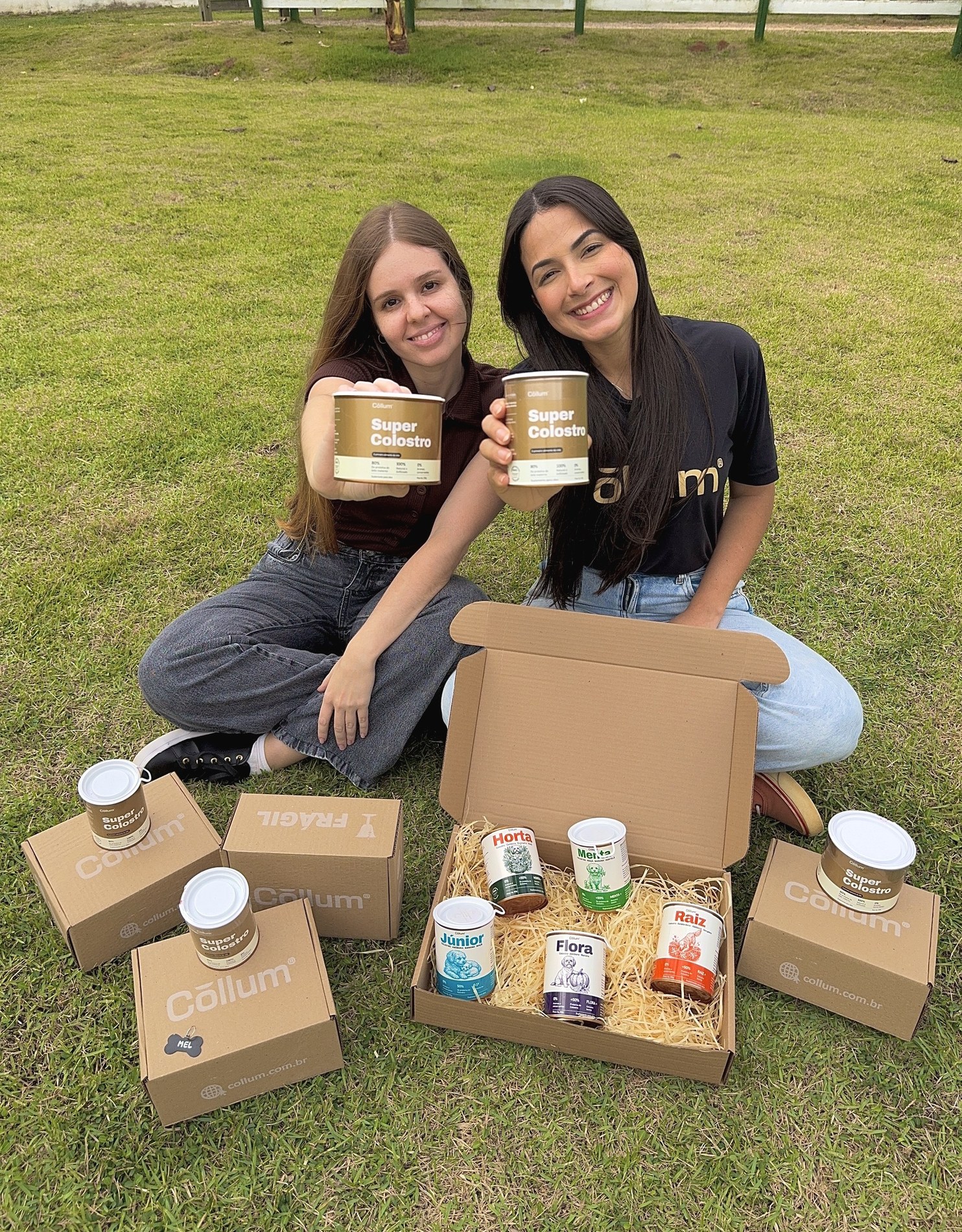 Yasmin e Thuany com as latas de Super Colostro na fábrica