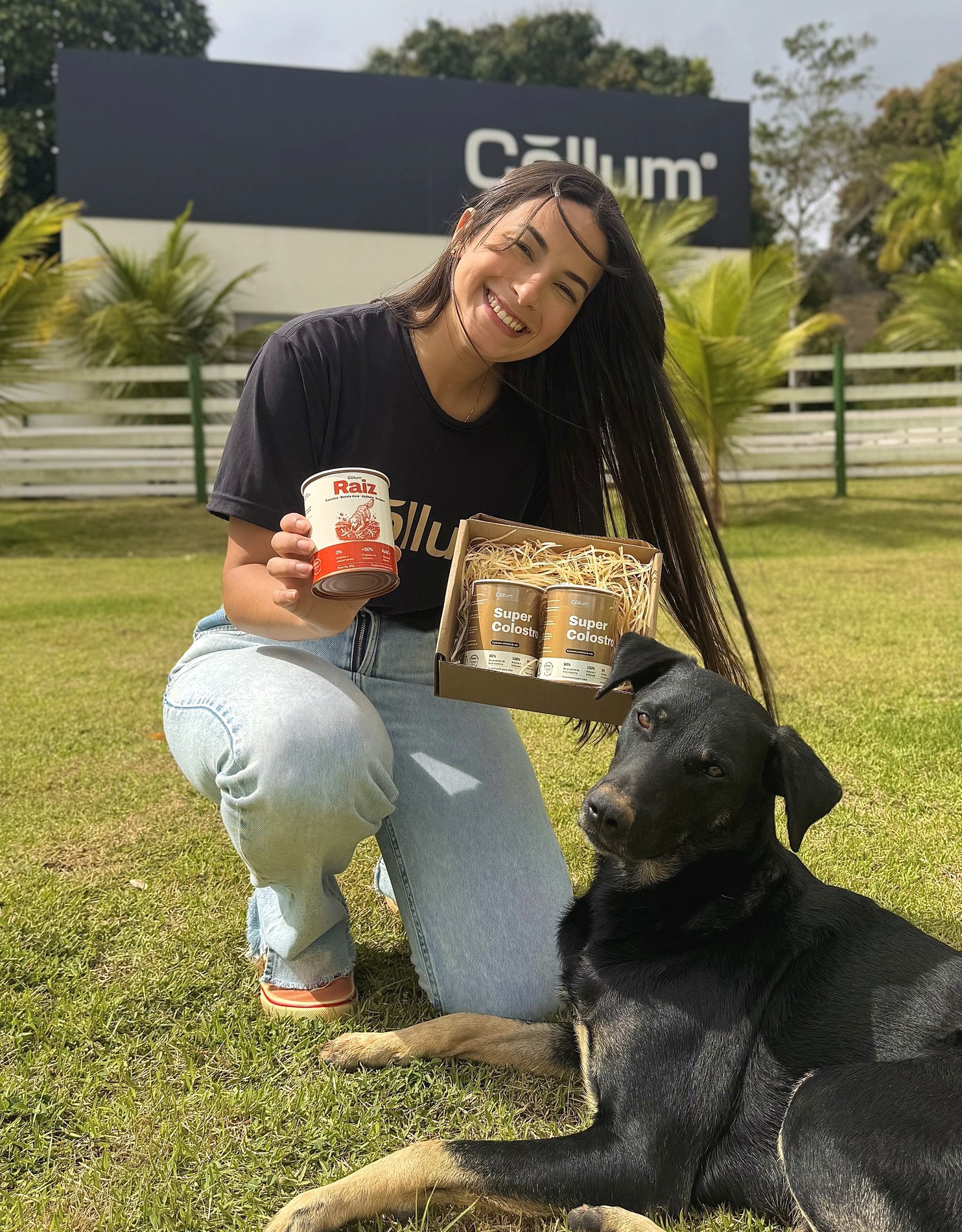 Yasmin, da Cōllum, com o Nox e a caixa do Clube na fábrica