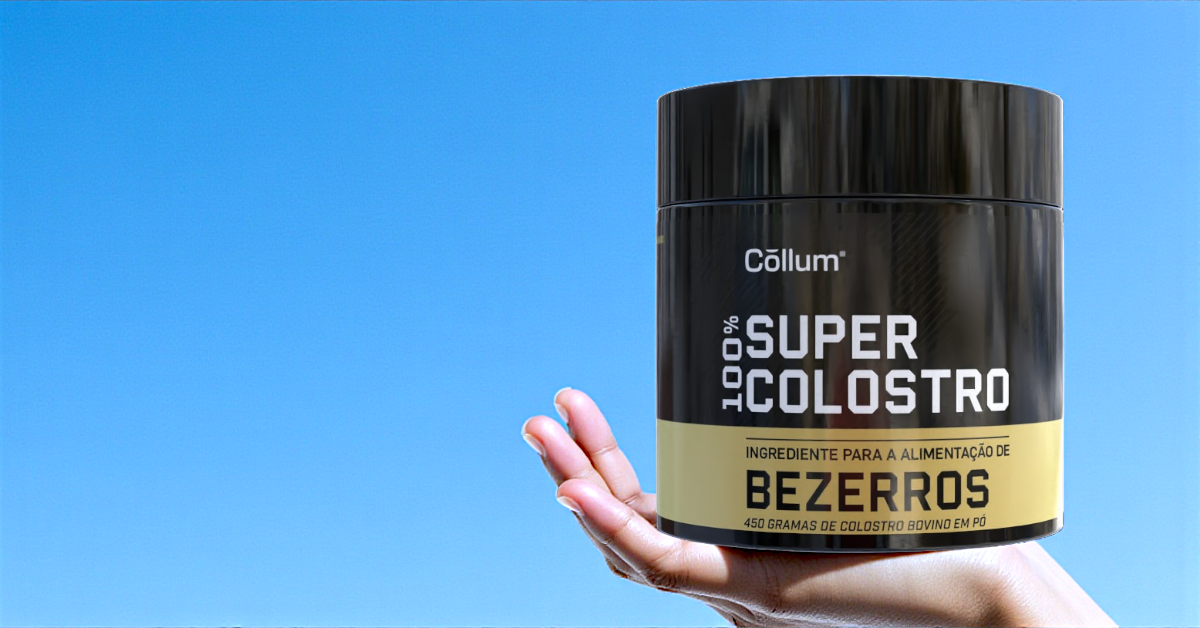 Pote de colostro Collum sendo segurado com céu azul ao fundo