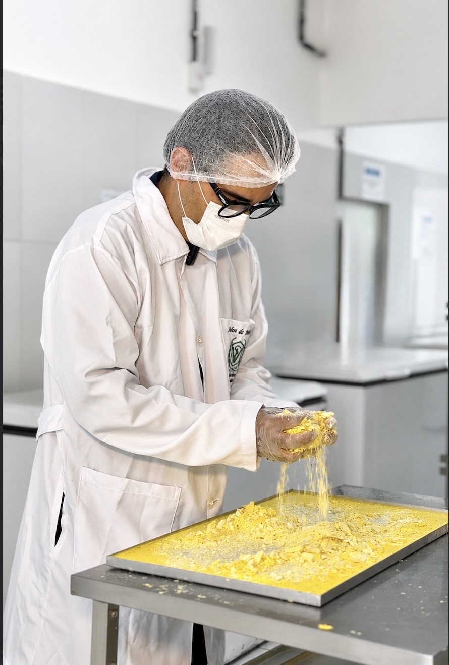 Equipe técnica Cōllum com colostro liofilizado na fábrica
