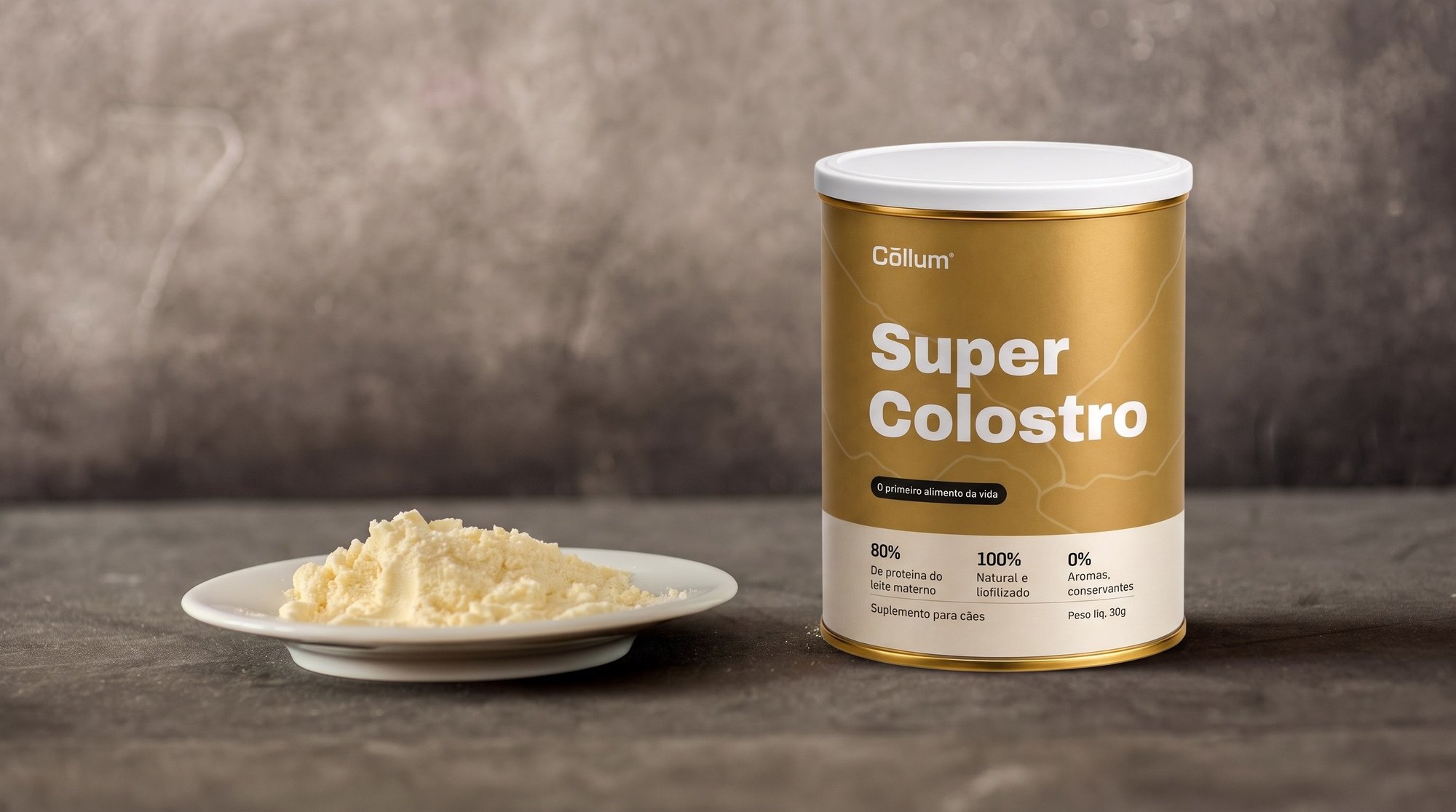 Lata de Super Colostro Cōllum ao lado de um pires com colostro bovino em pó