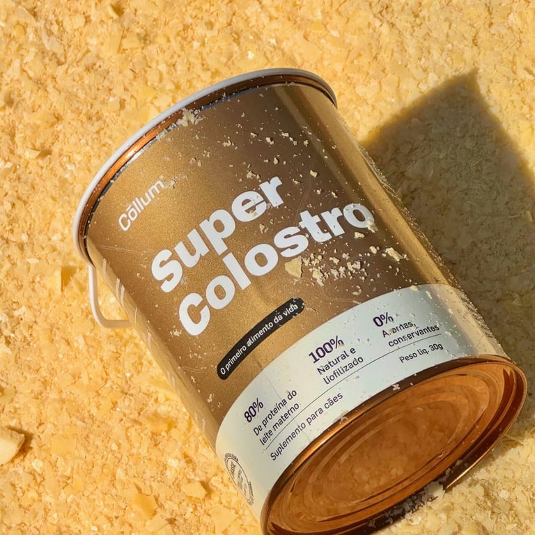 Lata de Super Colostro sobre o po dourado