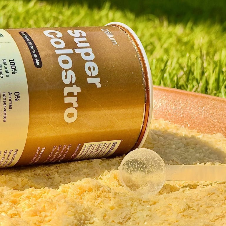 Lata de Super Colostro na grama com scoop