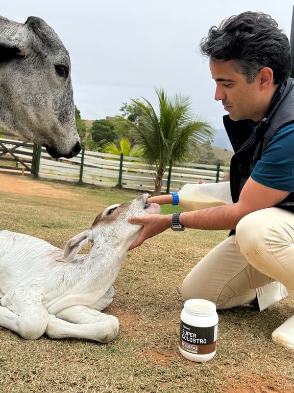Pote de Super Colostro Cōllum ao lado de Jefferson alimentando o recém-nascido