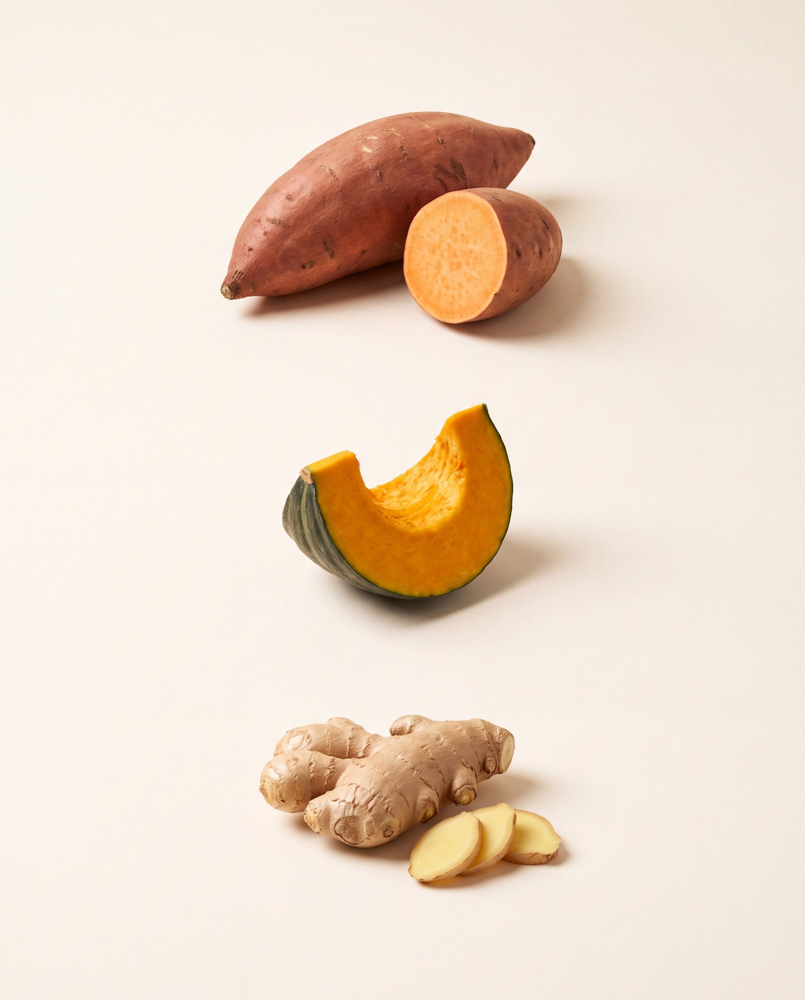 Batata-doce, abóbora e gengibre fatiados antes da liofilização