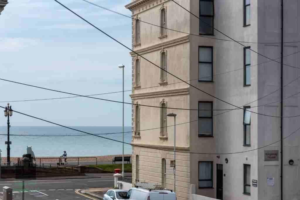 Queens Cove with Seaviews | By My Getaways in 6 Queens Road, Worthing, West Sussex Bn11 3LX - Property image 9 - VivreStays