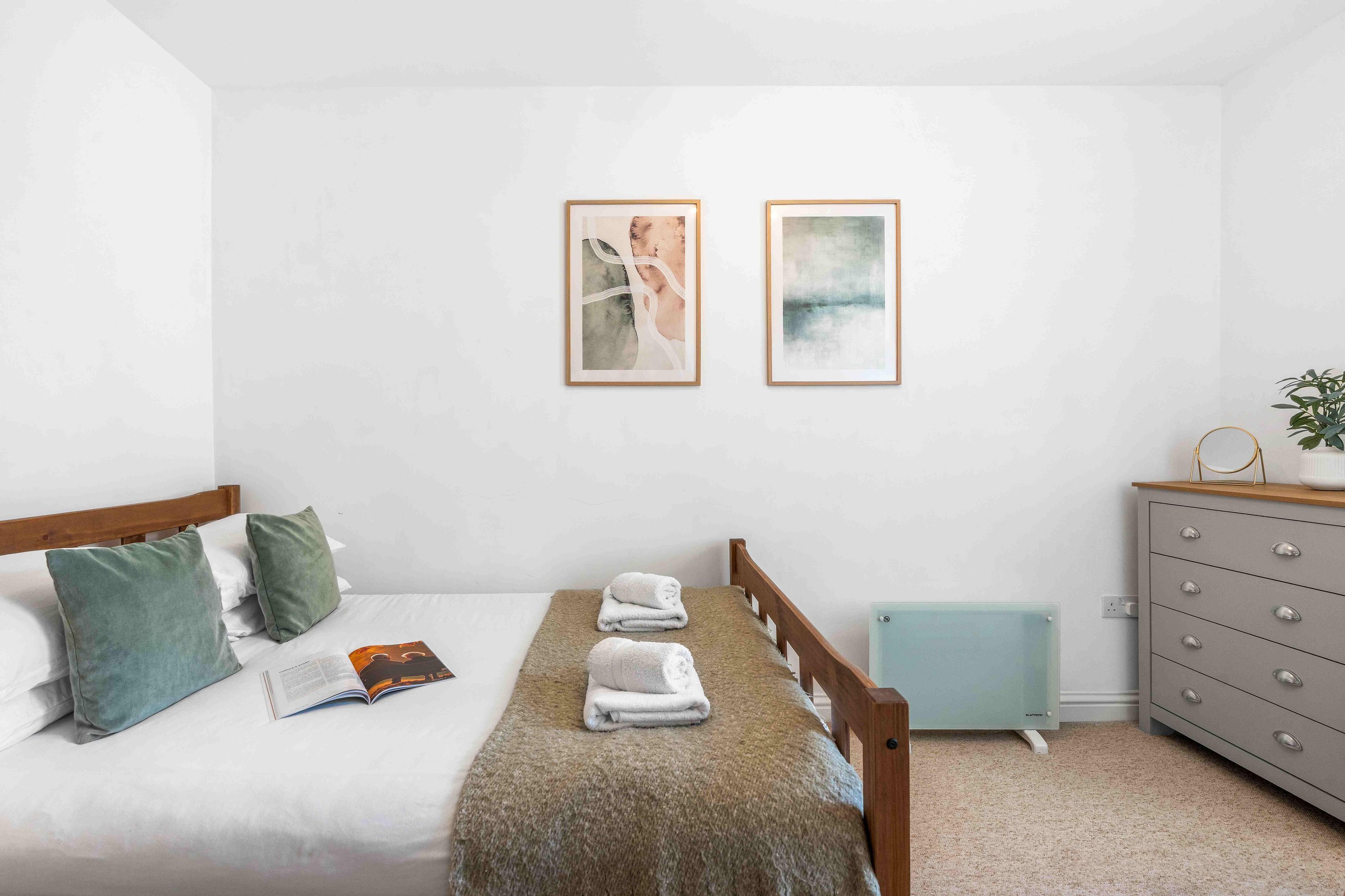 Queens Cove with Seaviews | By My Getaways in 6 Queens Road, Worthing, West Sussex Bn11 3LX - Property image 18 - VivreStays
