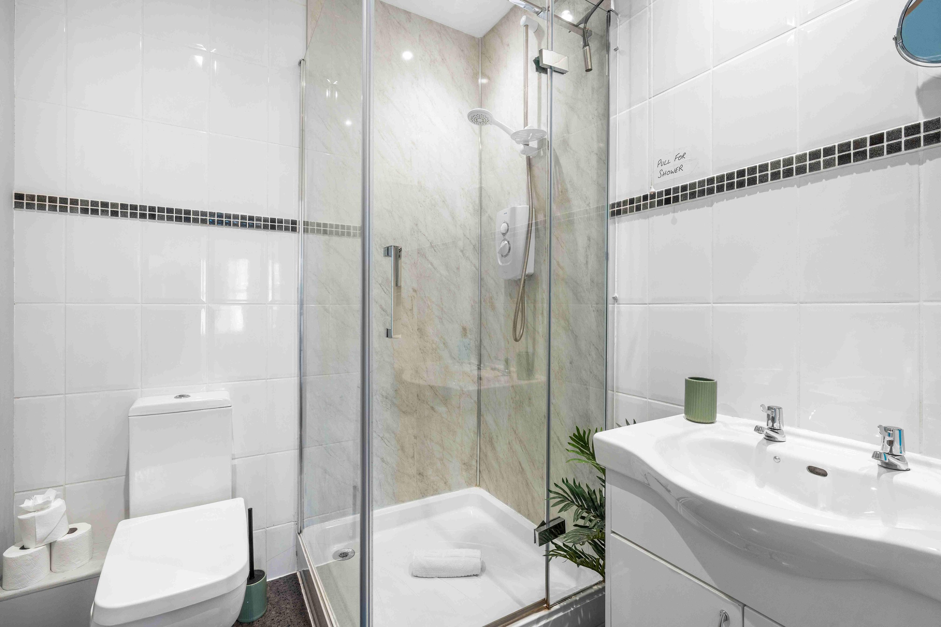 Queens Cove with Seaviews | By My Getaways in 6 Queens Road, Worthing, West Sussex Bn11 3LX - Property image 20 - VivreStays