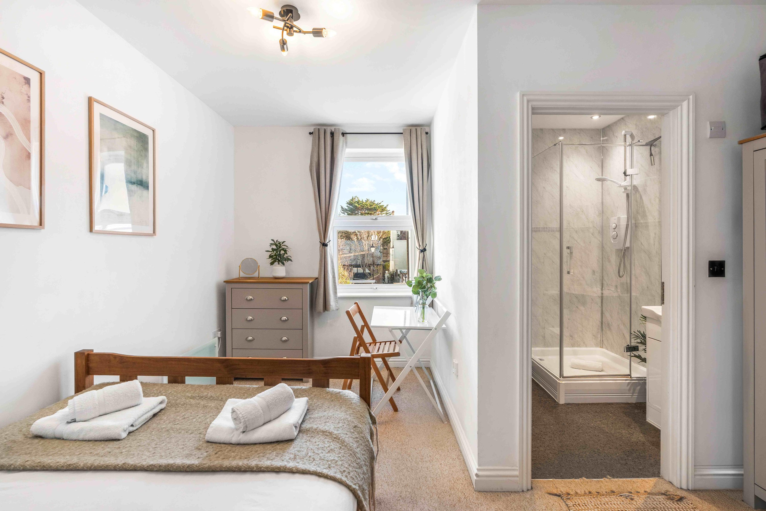 Queens Cove with Seaviews | By My Getaways in 6 Queens Road, Worthing, West Sussex Bn11 3LX - Property image 17 - VivreStays