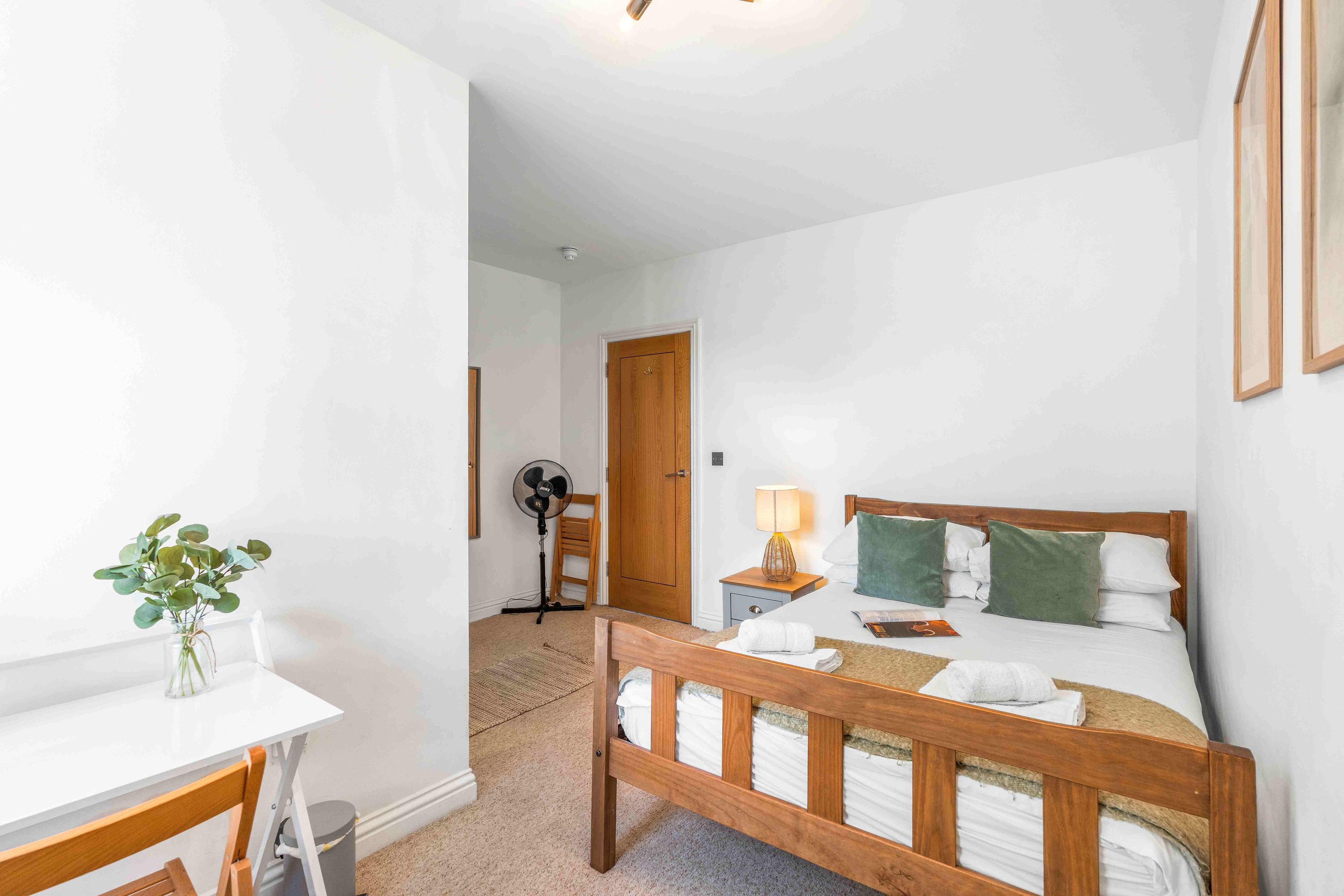 Queens Cove with Seaviews | By My Getaways in 6 Queens Road, Worthing, West Sussex Bn11 3LX - Property image 15 - VivreStays