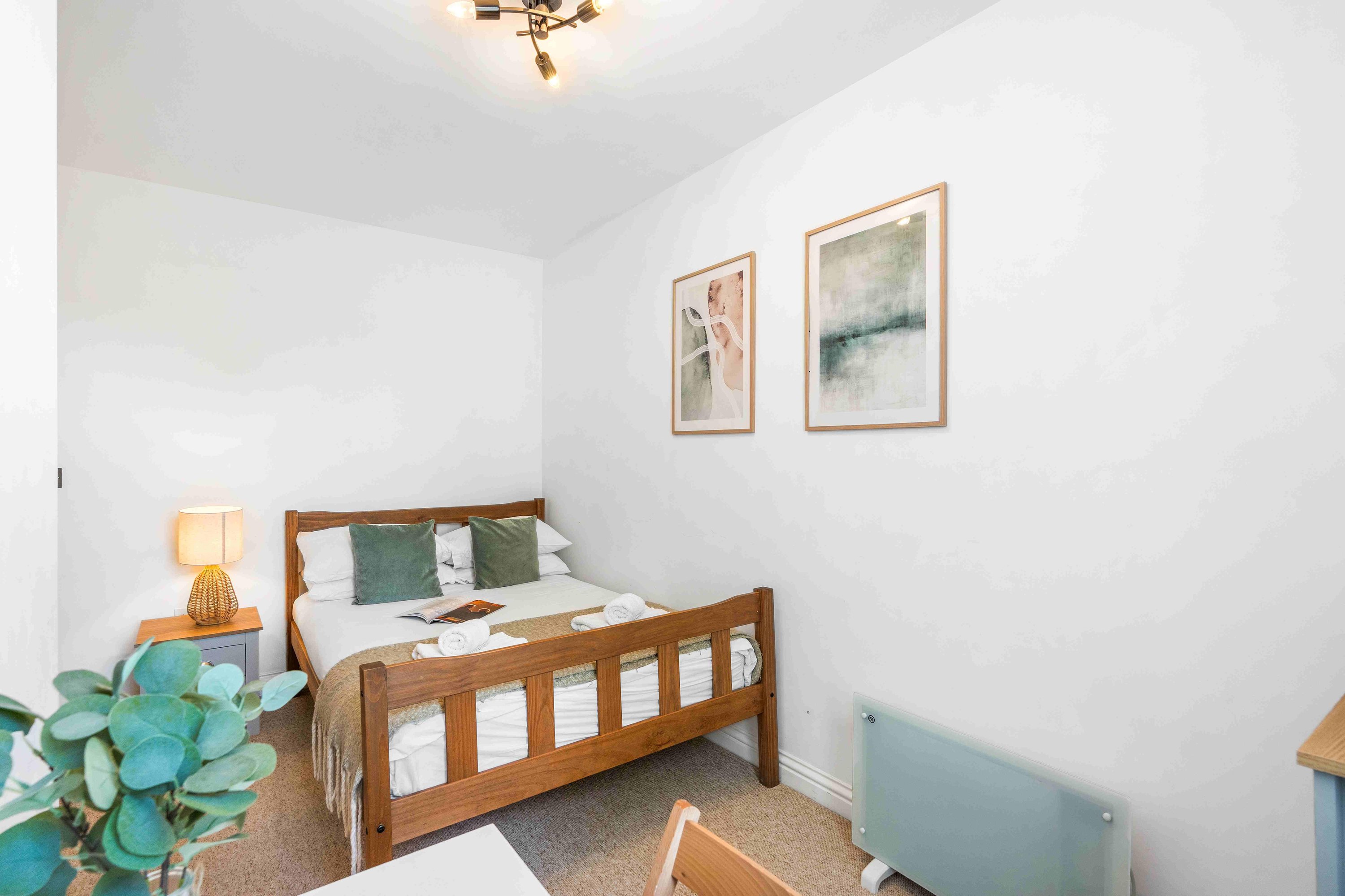 Queens Cove with Seaviews | By My Getaways in 6 Queens Road, Worthing, West Sussex Bn11 3LX - Property image 16 - VivreStays