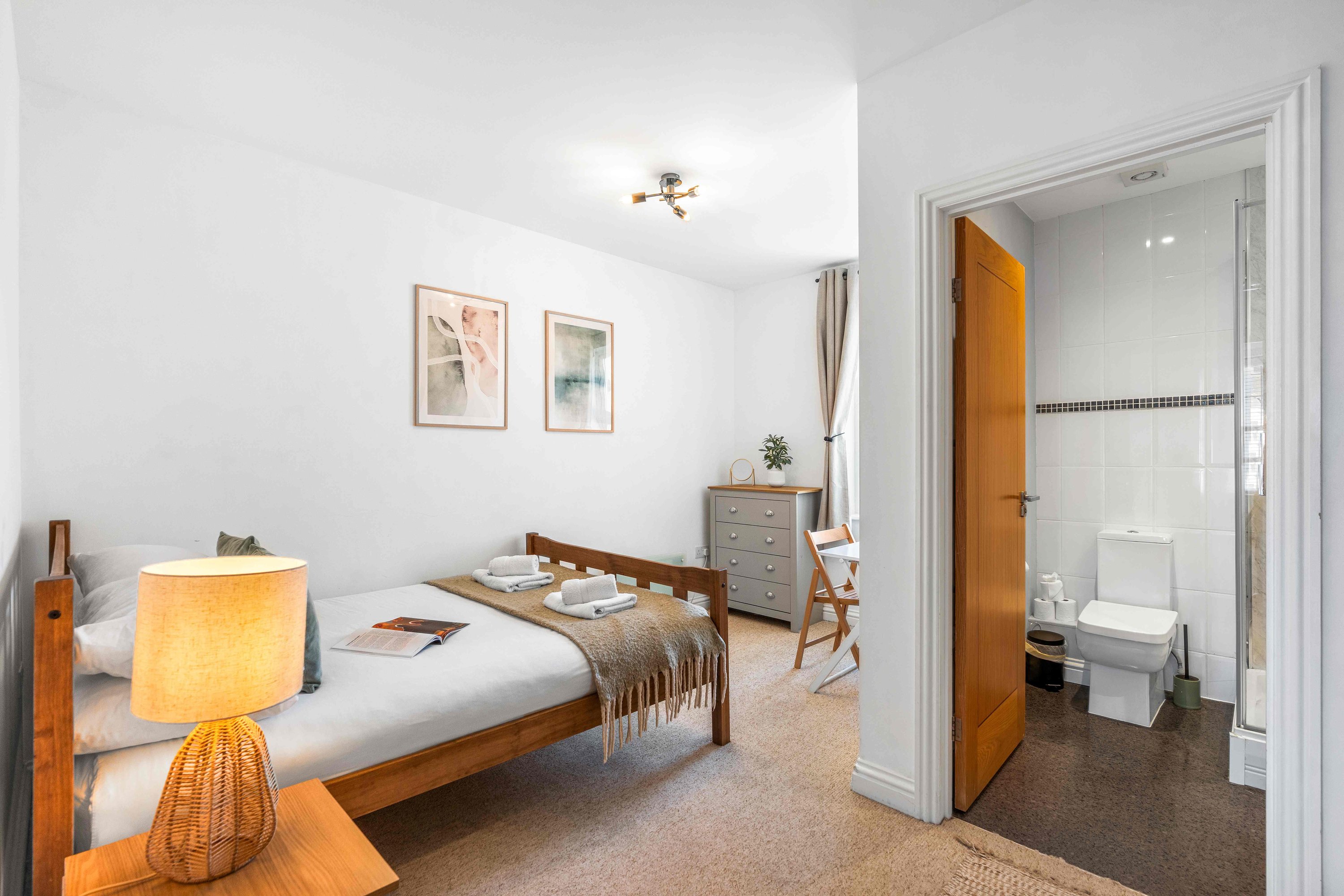 Queens Cove with Seaviews | By My Getaways in 6 Queens Road, Worthing, West Sussex Bn11 3LX - Property image 5 - VivreStays