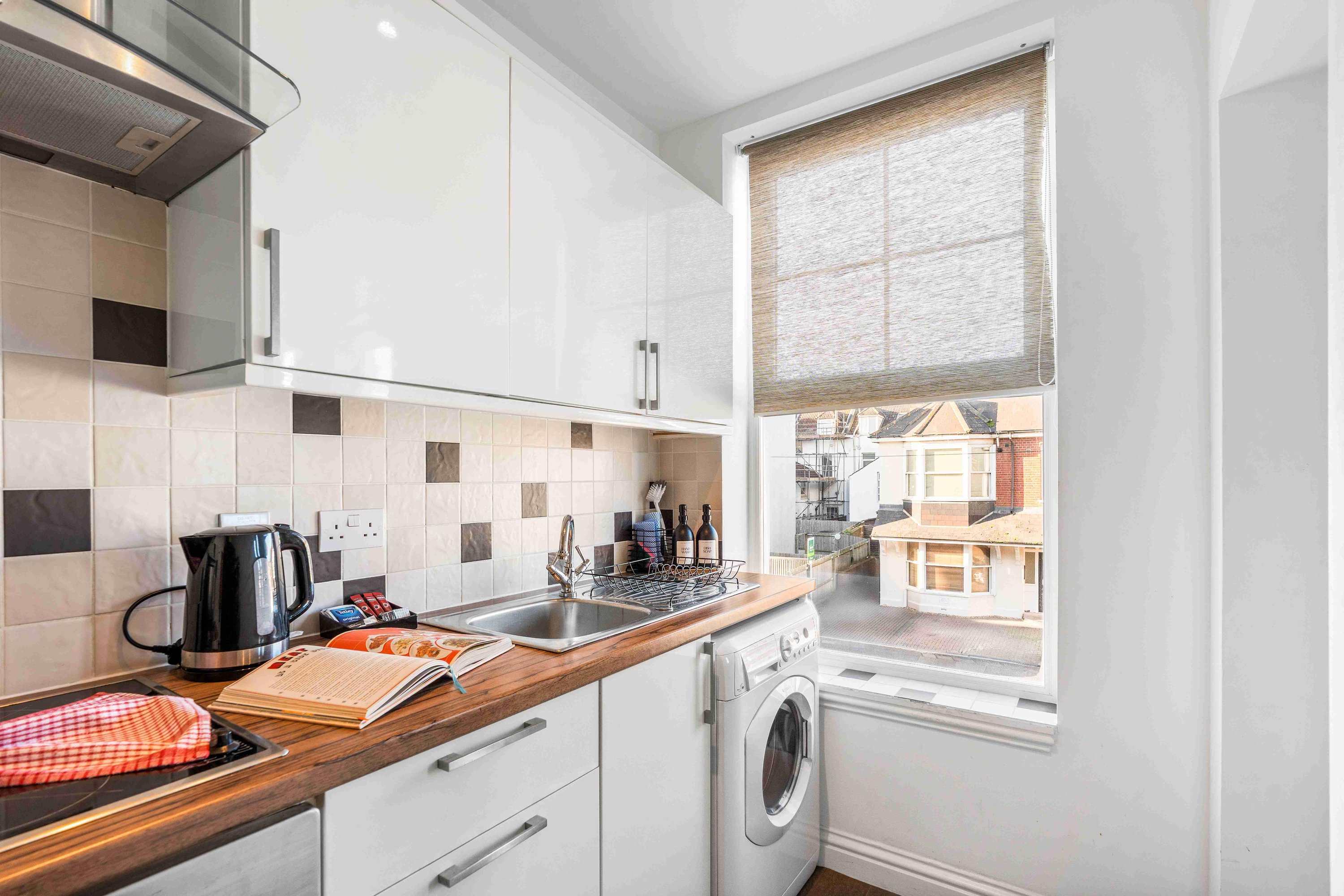 Queens Cove with Seaviews | By My Getaways in 6 Queens Road, Worthing, West Sussex Bn11 3LX - Property image 7 - VivreStays