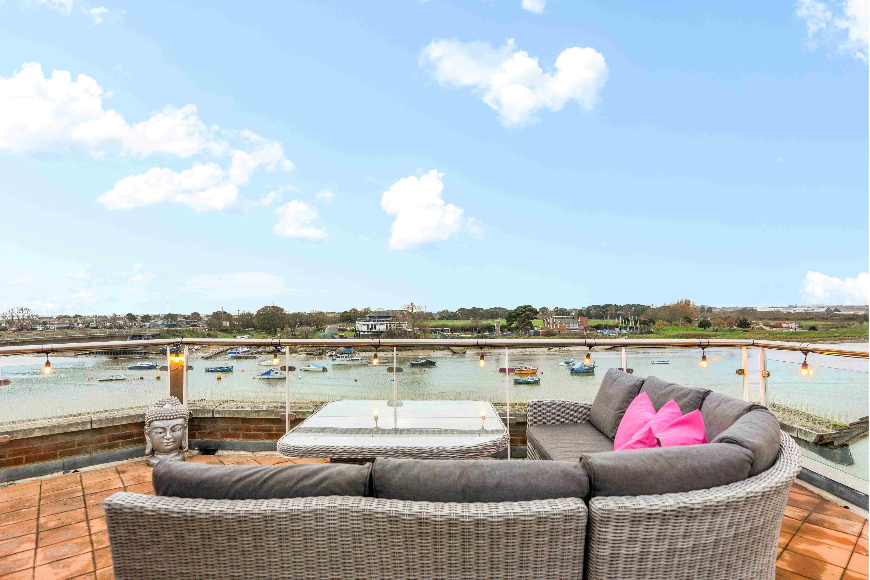 River Heights With Views Parking |By My Getaways in 27 Broad Reach, Shoreham By Sea, West Sussex Bn43 5EY - Property image 2 - VivreStays