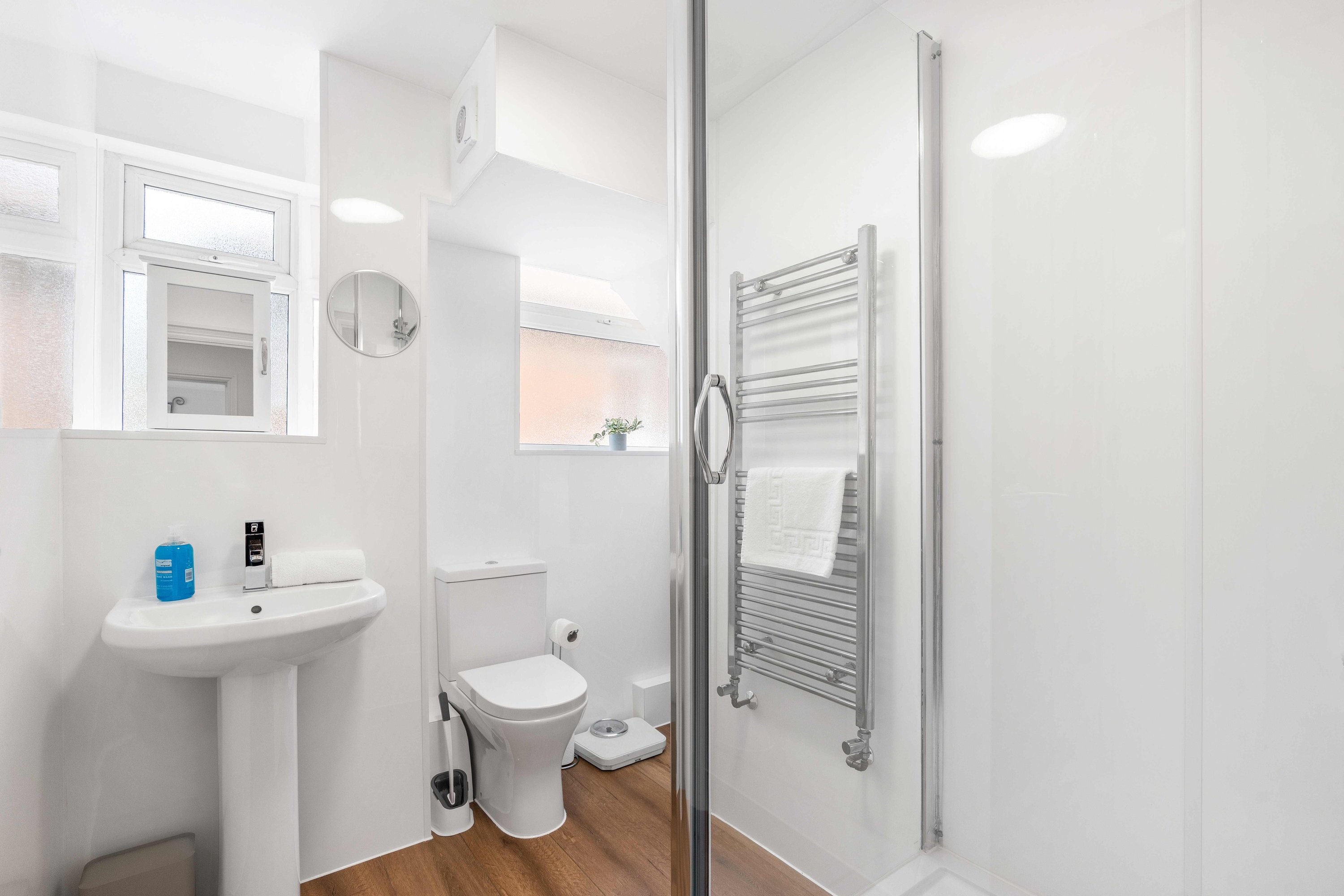 Coral Haven With Parking | By My Getaways in 34 Pines Avenue, Worthing BN14 9JQ Bn14 9JQ - Property image 10 - VivreStays
