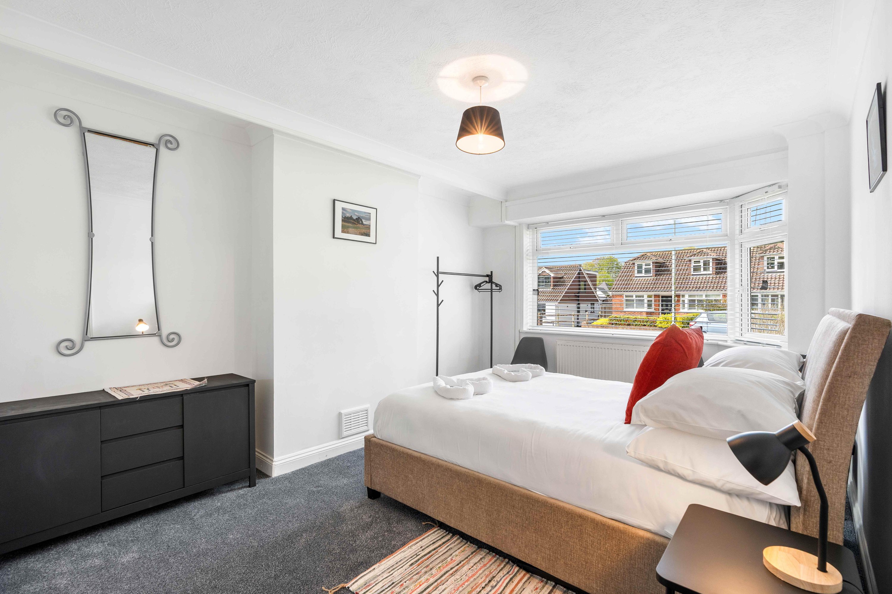 Coral Haven With Parking | By My Getaways in 34 Pines Avenue, Worthing BN14 9JQ Bn14 9JQ - Property image 11 - VivreStays