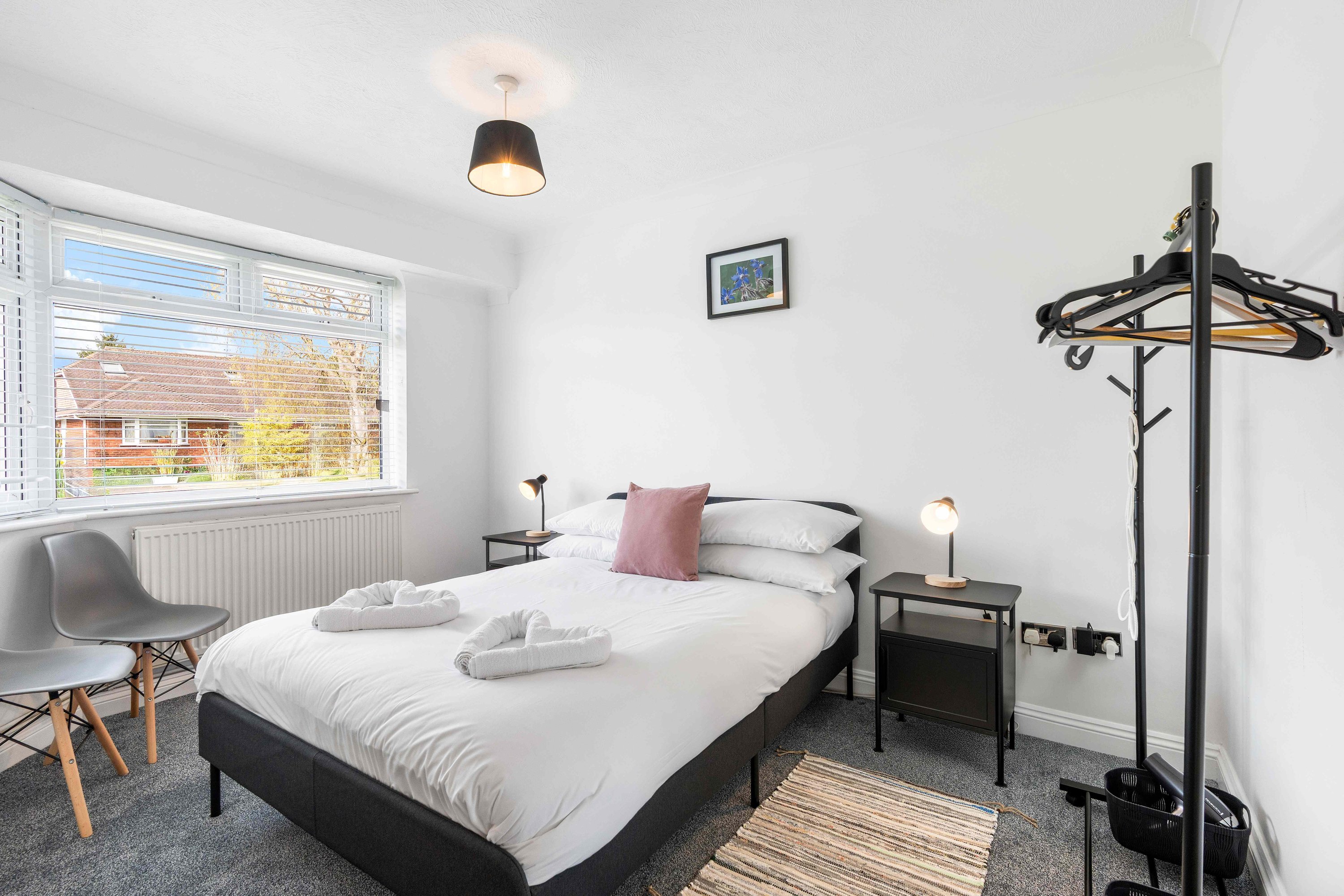 Coral Haven With Parking | By My Getaways in 34 Pines Avenue, Worthing BN14 9JQ Bn14 9JQ - Property image 13 - VivreStays