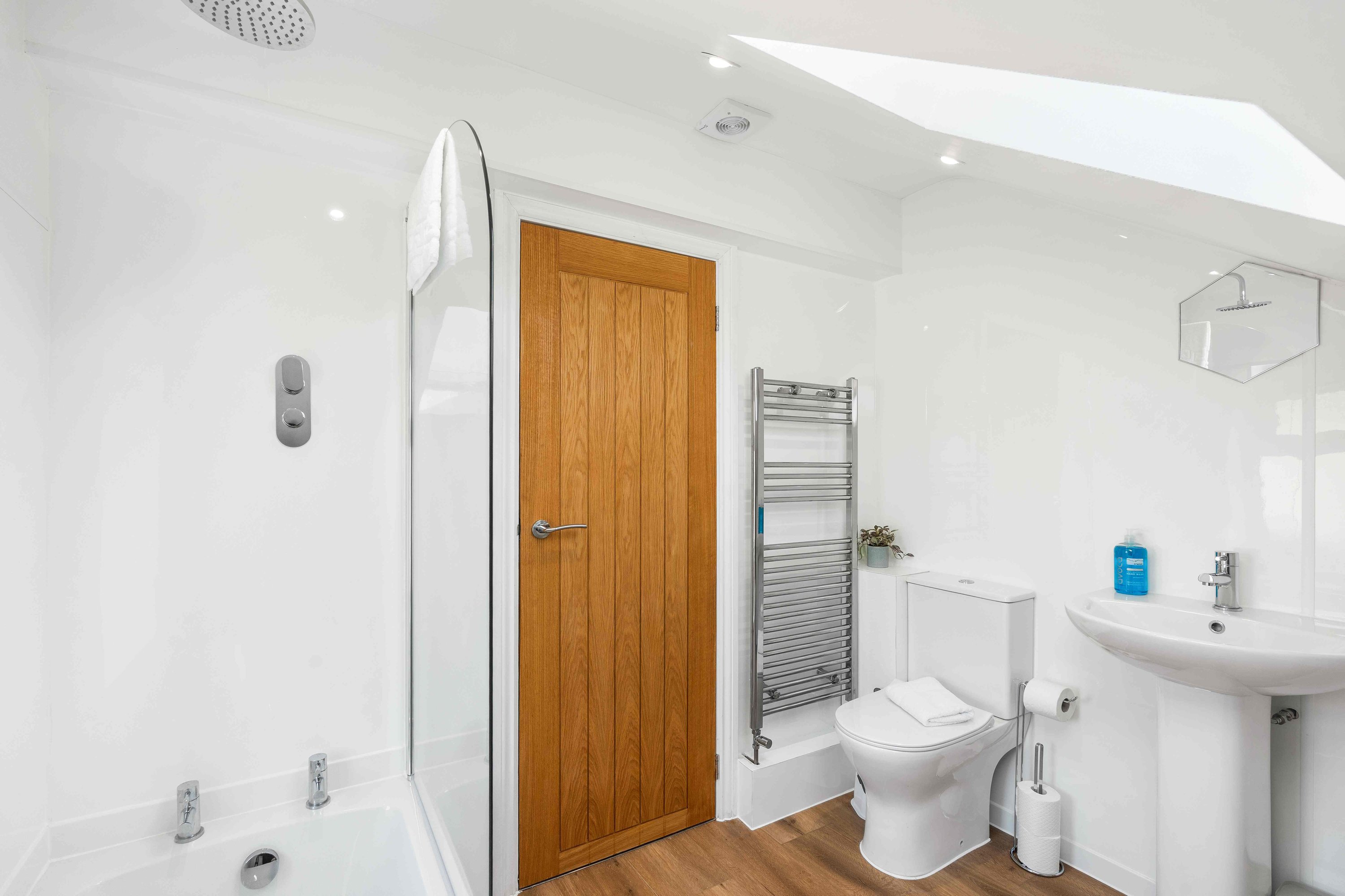 Coral Haven With Parking | By My Getaways in 34 Pines Avenue, Worthing BN14 9JQ Bn14 9JQ - Property image 14 - VivreStays