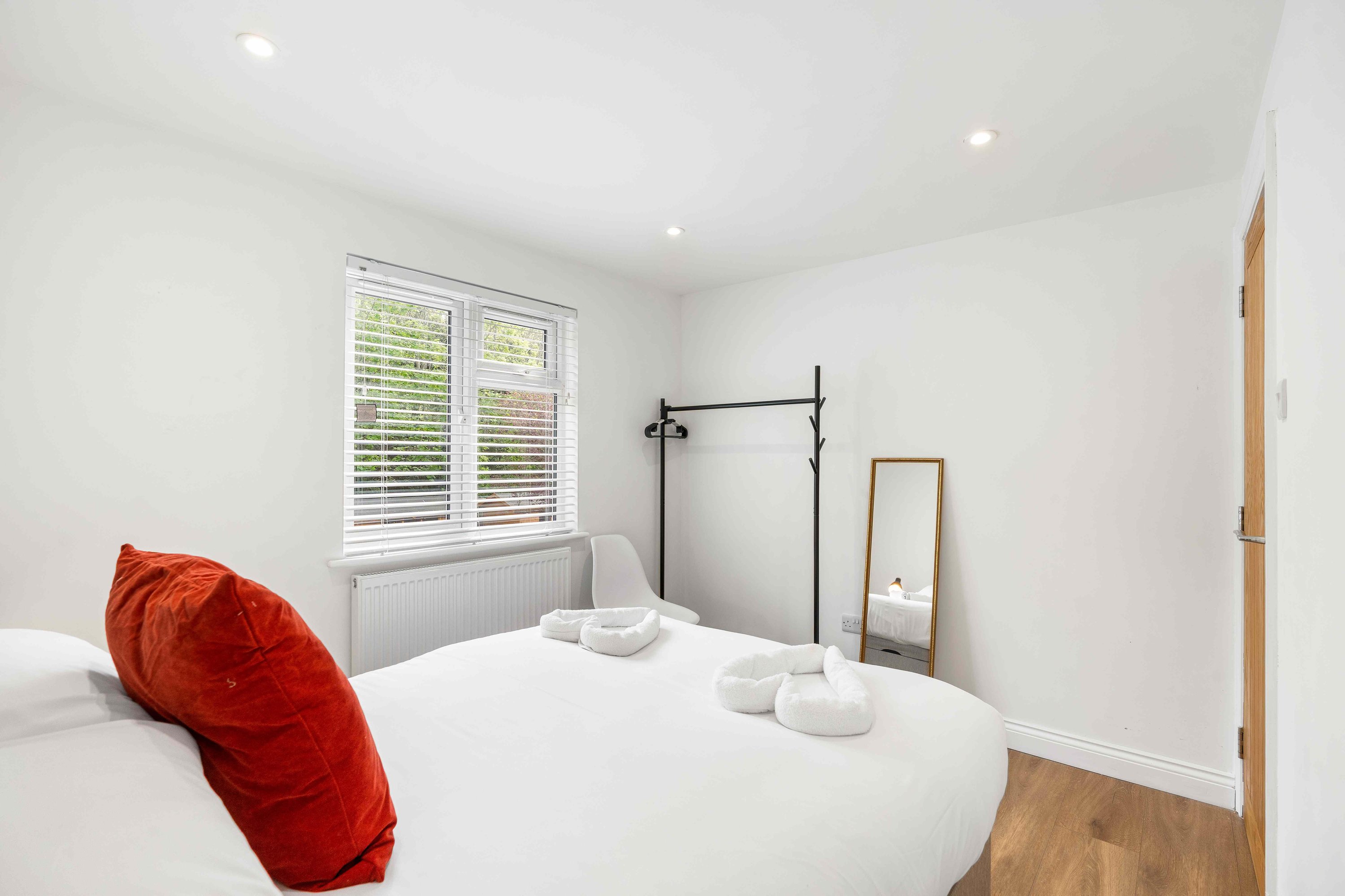 Coral Haven With Parking | By My Getaways in 34 Pines Avenue, Worthing BN14 9JQ Bn14 9JQ - Property image 17 - VivreStays