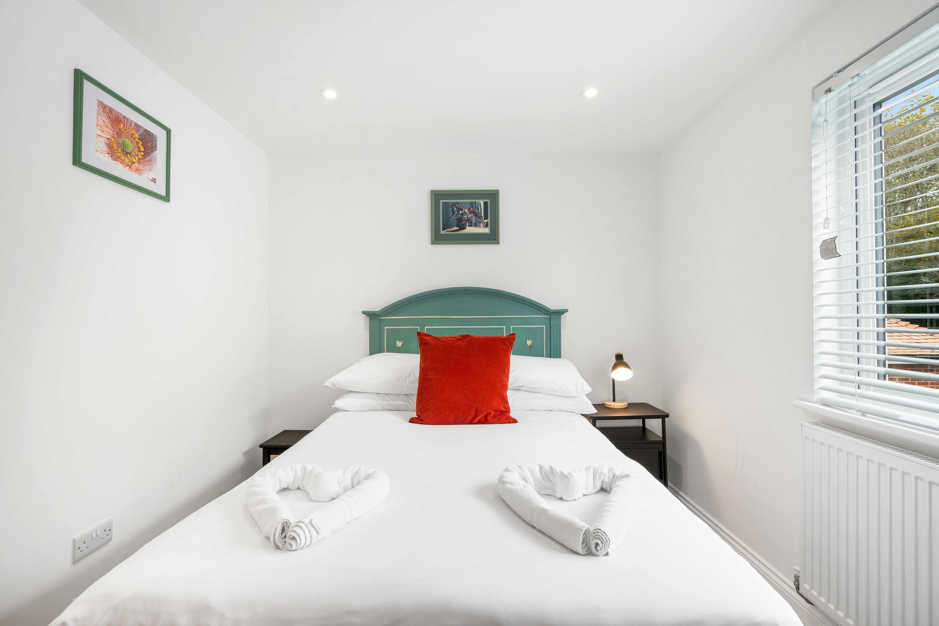 Coral Haven With Parking | By My Getaways in 34 Pines Avenue, Worthing BN14 9JQ Bn14 9JQ - Property image 18 - VivreStays