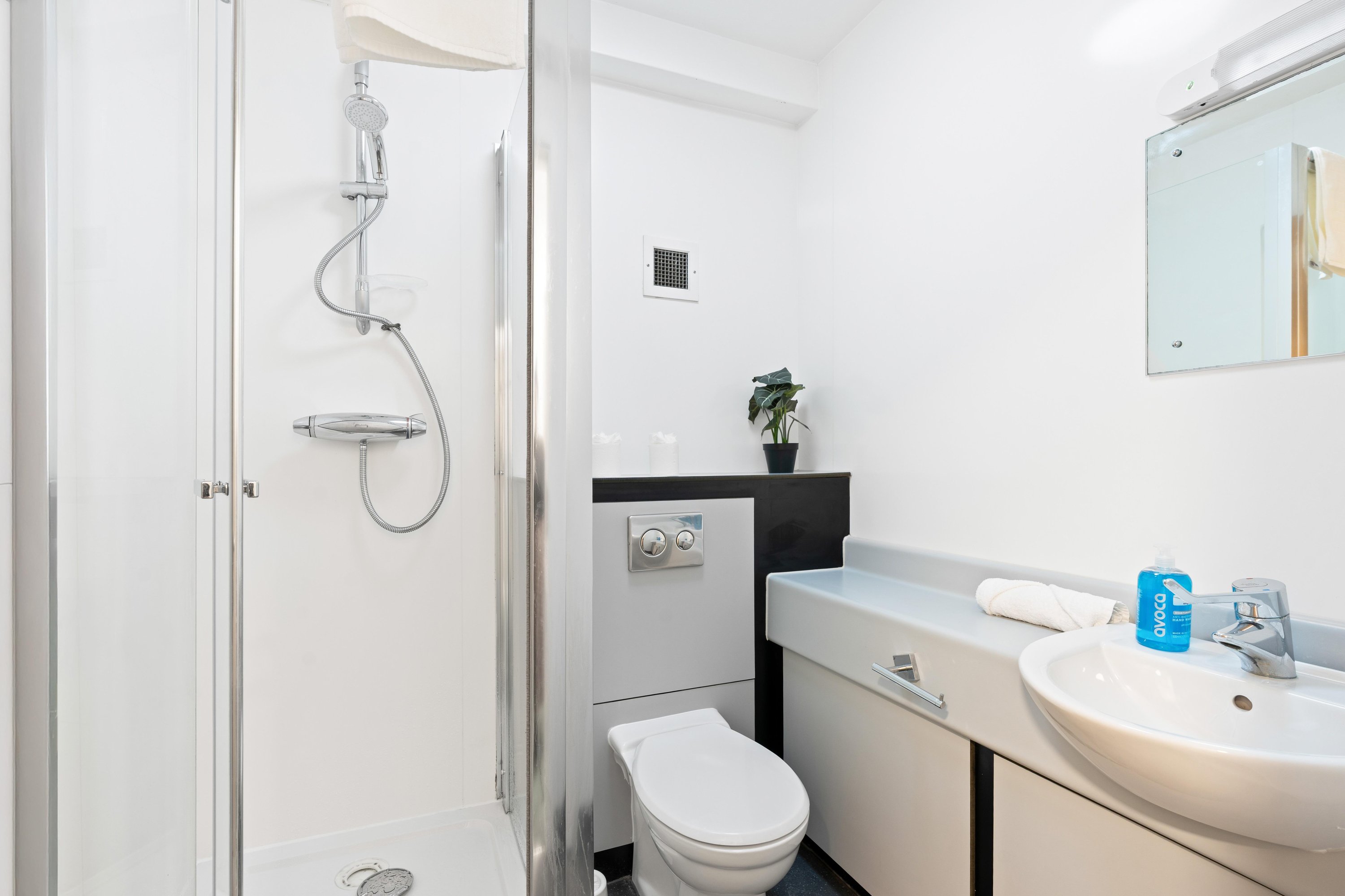 Kings Residence 8 | By My Getaways in 51-53 Kings Road, Brighton BN1 1NA - Property image 11 - VivreStays