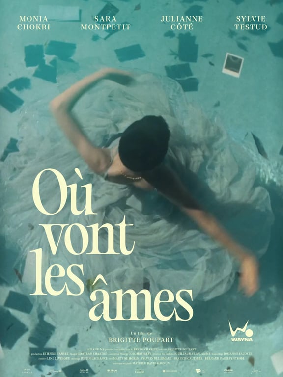 Anna, interprétée par Sara Montpetit, assise près d’une fenêtre dans Où vont les âmes de Brigitte Poupart.