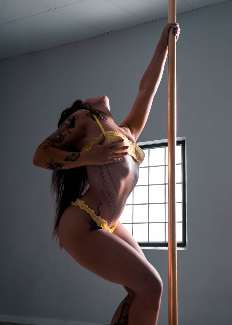 Pole performer Ruby, studio 2025 frame 2