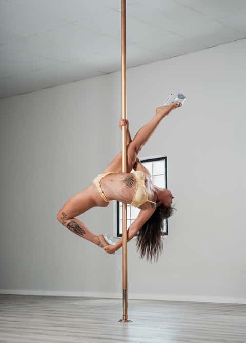 Pole performer Ruby, studio 2025
