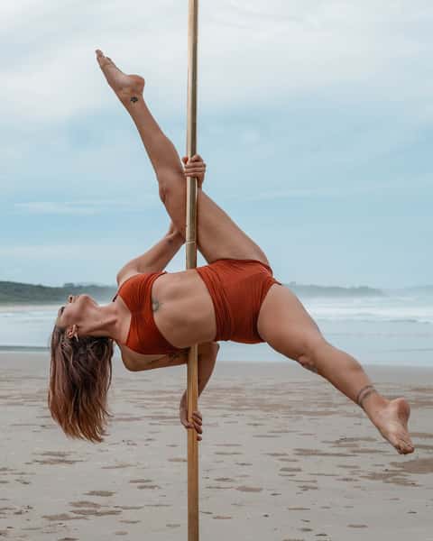 Pole performer Gen, Crescent Heads frame 4