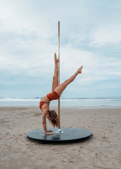 Pole performer Gen, Crescent Heads frame 9