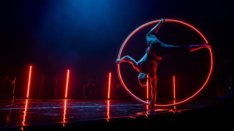 Cirque Bon Bon ground act under deep blue stage beams