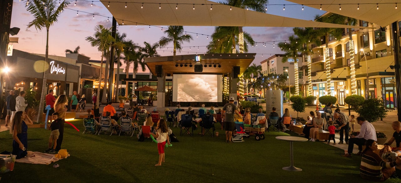 Films Al Fresco ft. Halloweentown - Mercato