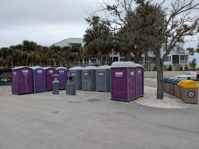 Barefoot beach port o potties