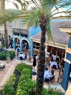 Indoor and outdoor dining deremos