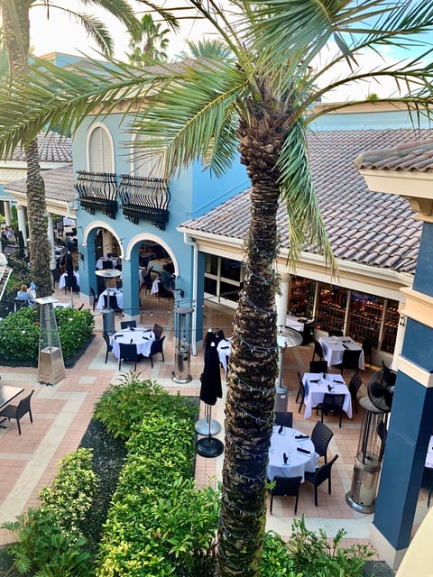 Indoor and outdoor dining deremos