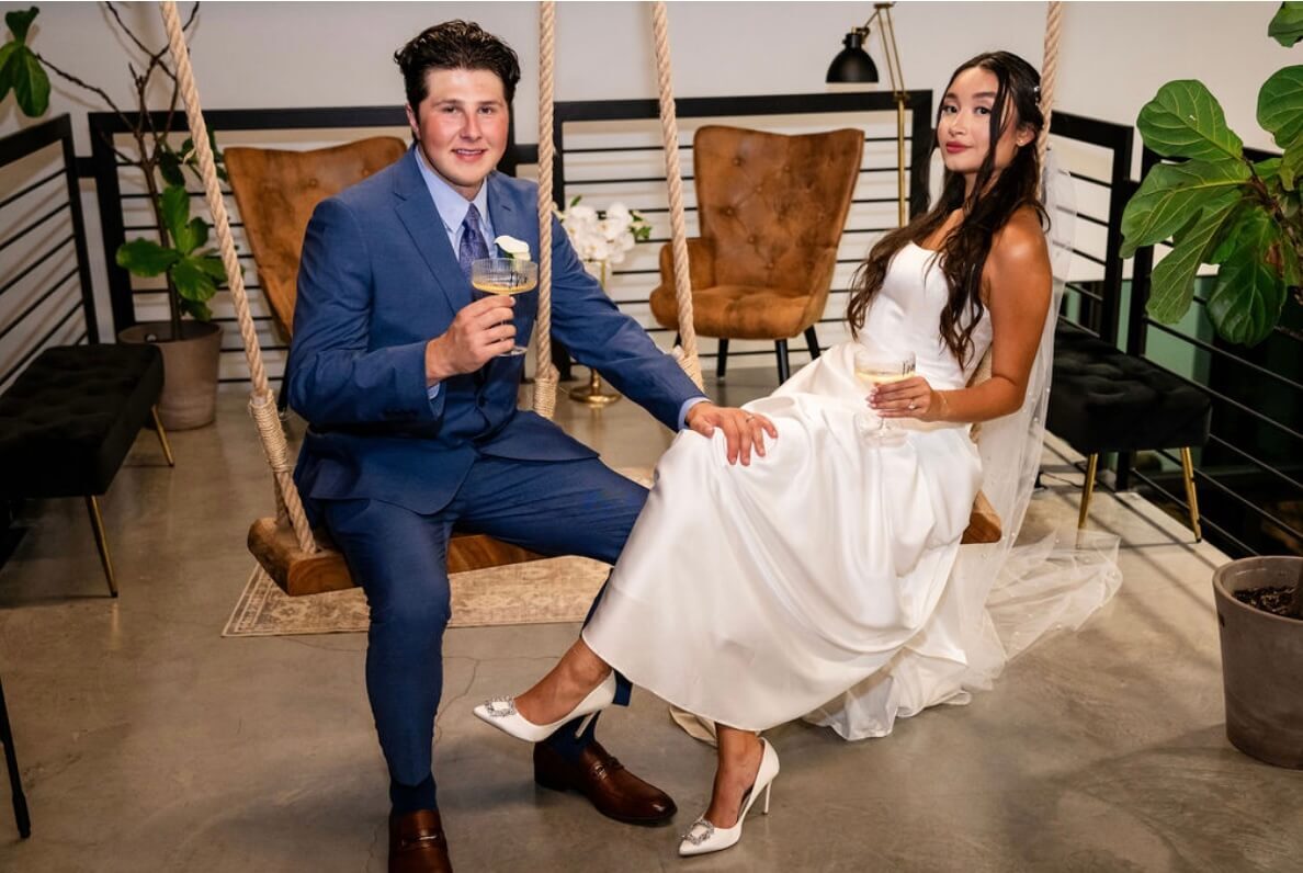 The shop wedding on swings