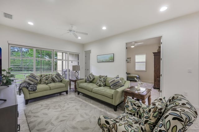 Bright living room with green sofas, leaf-print armchairs, ceiling fan and plantation shutters over tile floors
SÖZLEŞME UYUŞMAZLIKLARI: İLERİ DOKTRİN