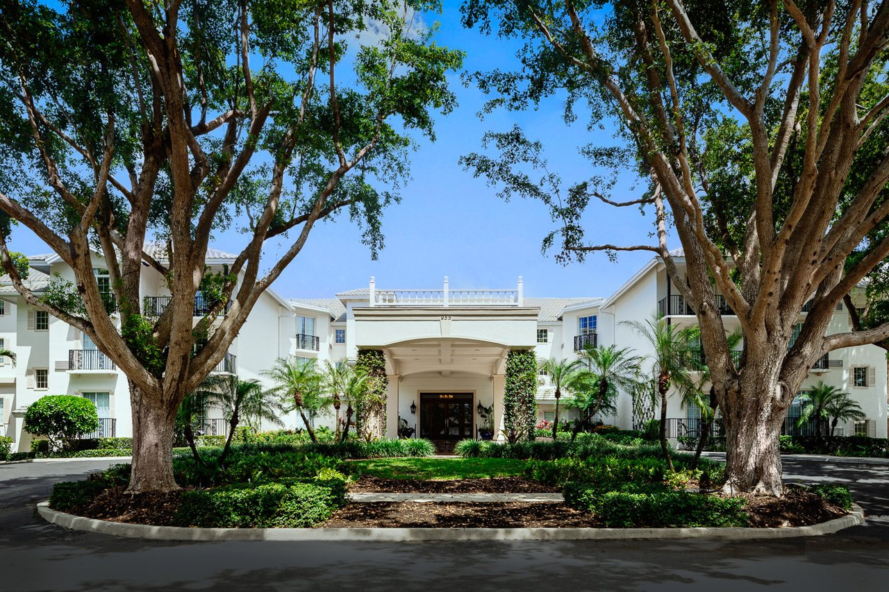 Capri Inn exterior day Web