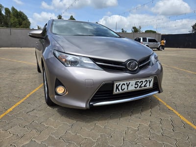 Toyota Auris (2013) Hatchback featured image