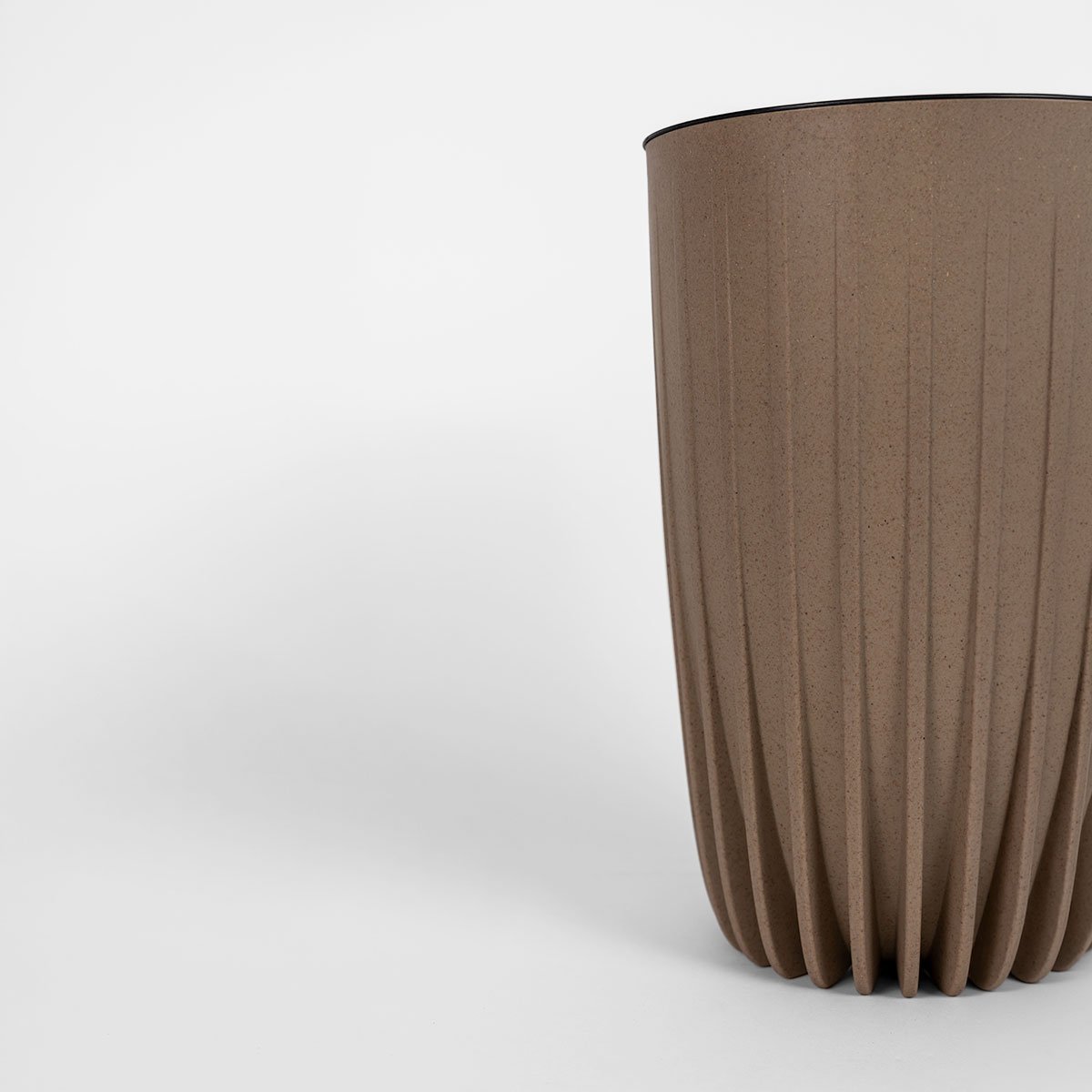 Wysoka, smukła donica 25x42 cm z domieszką łupin kawy, kolor latte, pojemność 9,5 l.