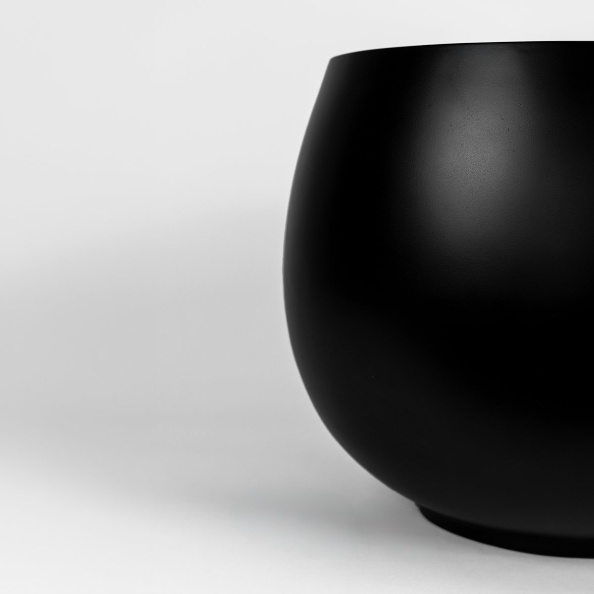 Owalna donica PELA, włókno szklane klasy morskiej, Natural Black. Lekka, mrozoodporna.