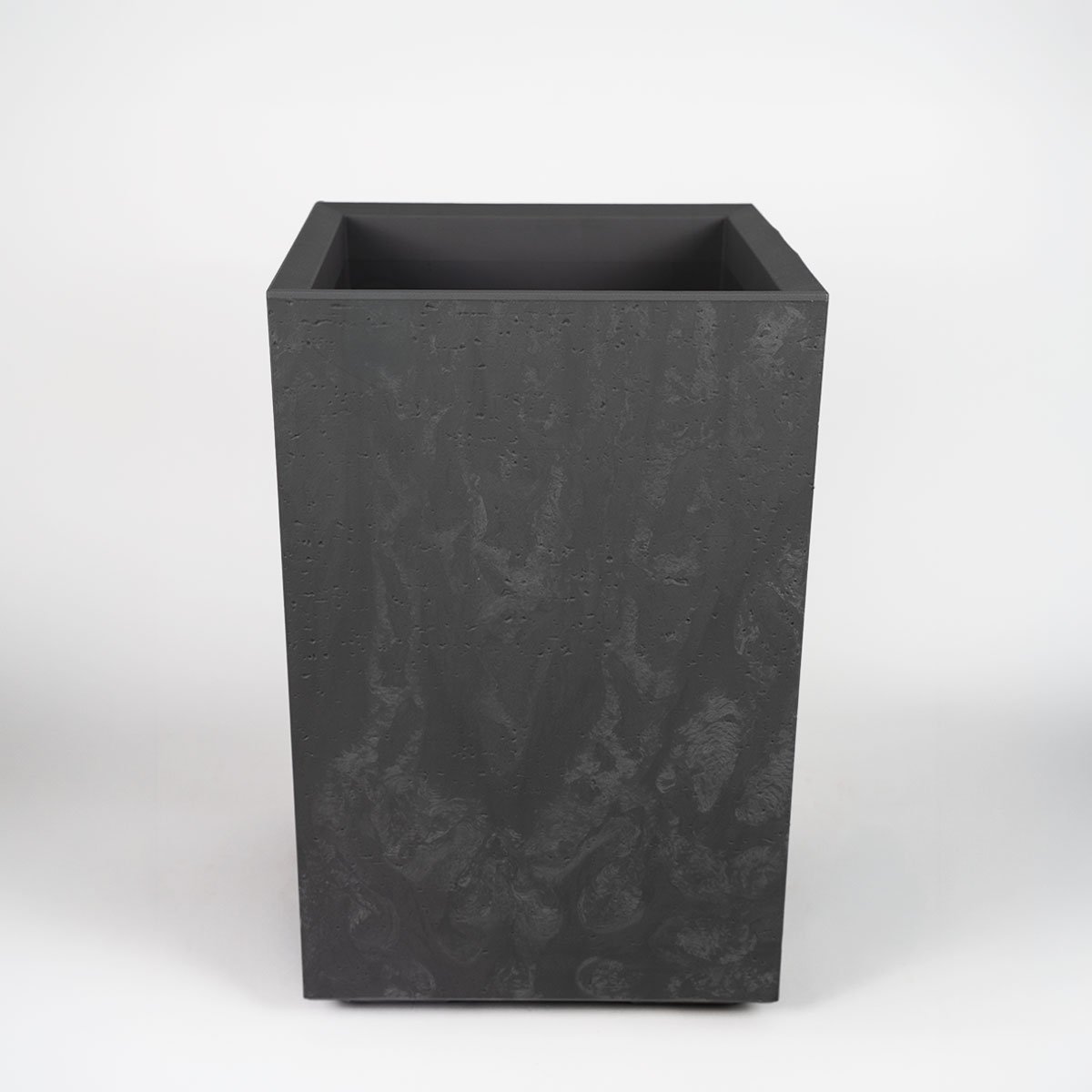 Wysoki kwietnik Karo Eco Recycled 40x40x60 cm imitujący beton, na kółkach, pojemność 36 l. Do ogrodu i na taras.