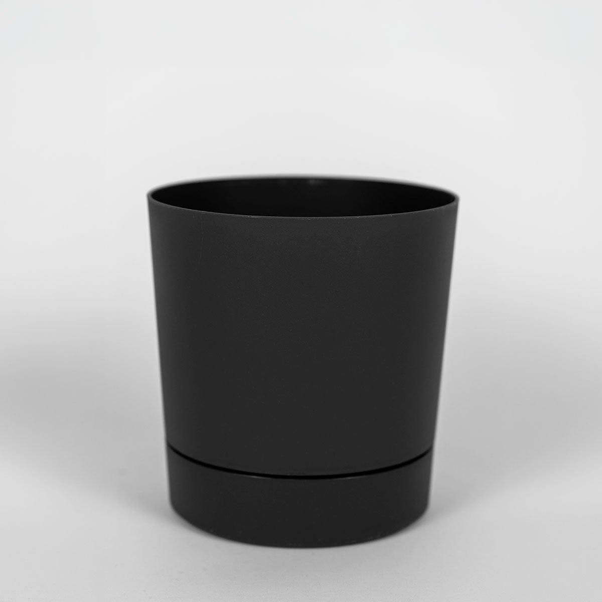 Mała donica z podstawką Aura Recycled, 17,5 cm, kolor antracyt, pojemność 2,5 l. Do wnętrz i na balkon.